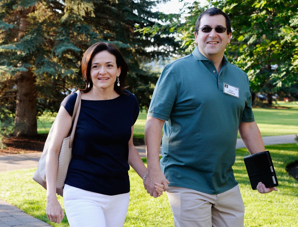Sheryl Sandberg - A Facebook egykori operatív igazgatója férjét, Dave Goldbergot 2015-ben vesztette el, miután egy baleset érte nyaralás közben. Sheryl a tragédia után könyvet írt a gyász feldolgozásáról, és új párkapcsolatra is talált Tom Bernthal személyében.