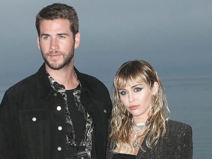 Miley Cyrus és Liam Hemsworth olyanok, mint két szuper dögös rocksztár a Saint Laurent bemutatóján