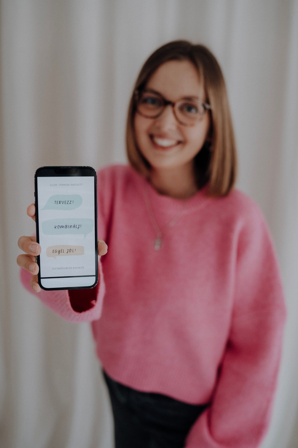 Eller-Tárnoki Nikolett anyaként és táplálkozási tanácsadóként ma azért dolgozik, hogy a nők és a következő generációk, ne szabályokból, hanem megértésből tanuljanak meg enni