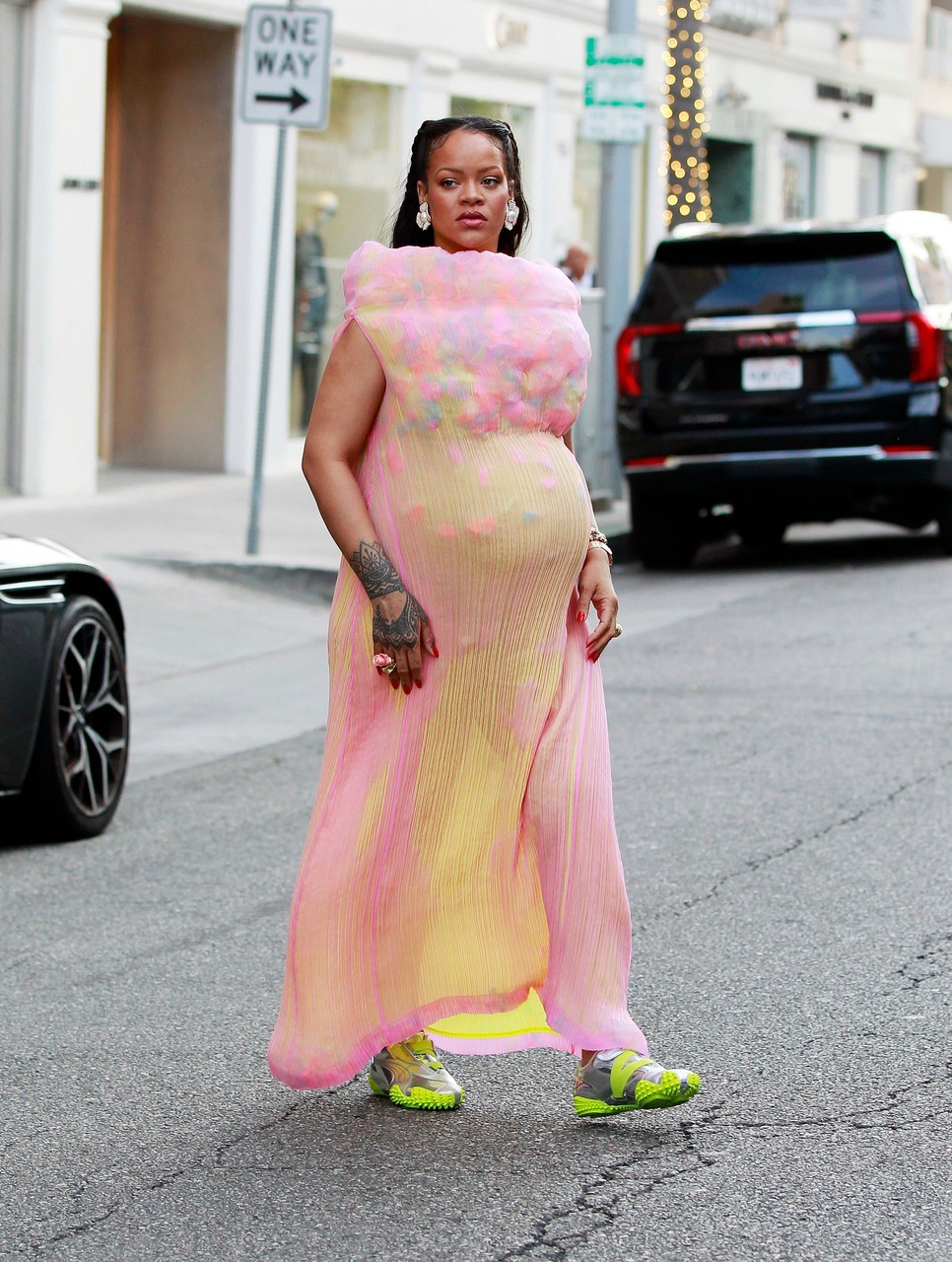 Rihanna különleges outfitben vonzotta magára a tekinteteket Los Angeles utcáin