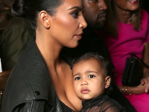 North West  Kim Kardashian óriási mellei közül figyeli a show-t
