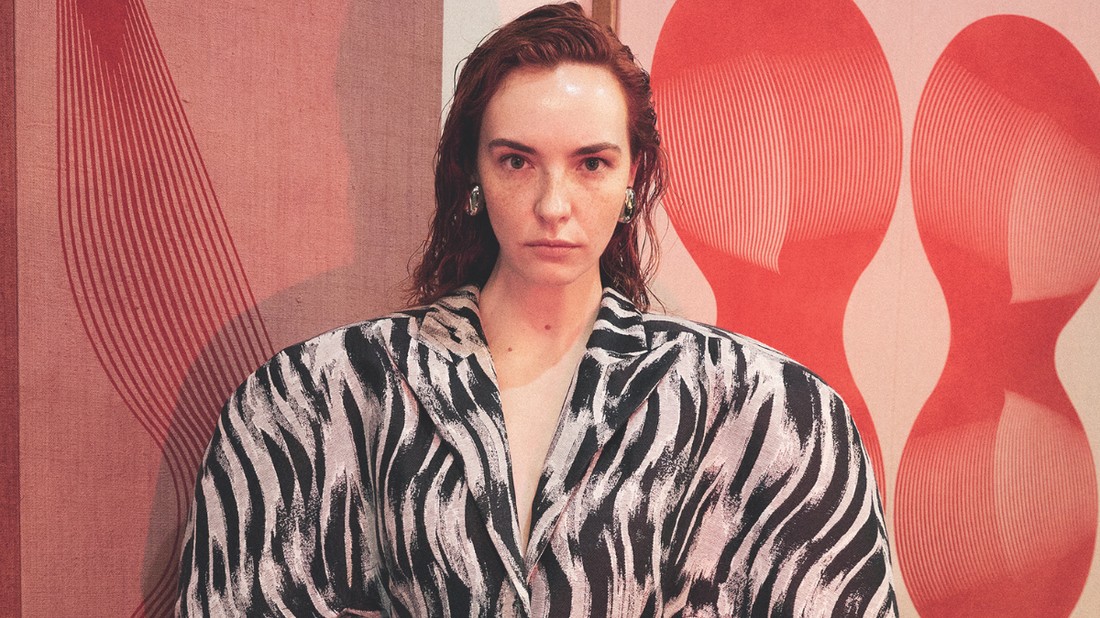 divat editorial modell | Kabát MARTON REKA, Fülbevaló JACQUEMUS