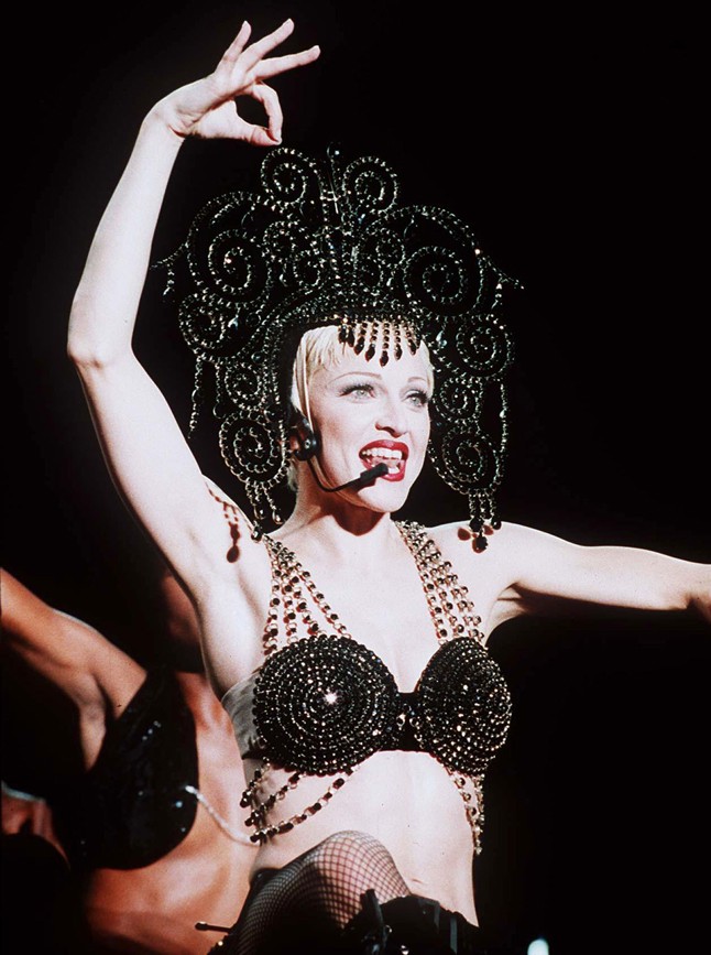 A Dolce & Gabbana által megálmodott kosztüm a Girlie Show-hoz.