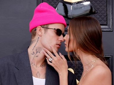 Justin Bieber Hailey Biebernek öltözött a Grammy-gálán