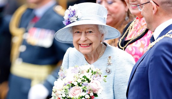 Kitalálod, mit üzenhet Erzsébet királynő kék ruhájával?