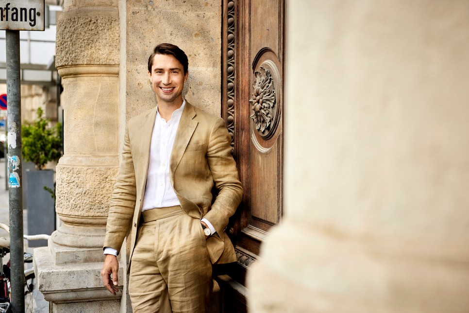 A Paul-Anton Esterházy által alapított exkluzív márka, az ESTORAS kortárs tisztelgés nagyapja előtt.