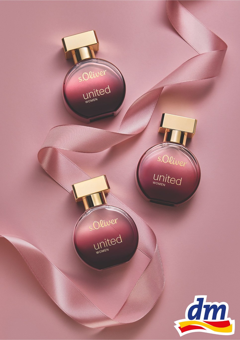 A finoman csillogó arany felirat és a kupak visszafogott luxust kölcsönöz