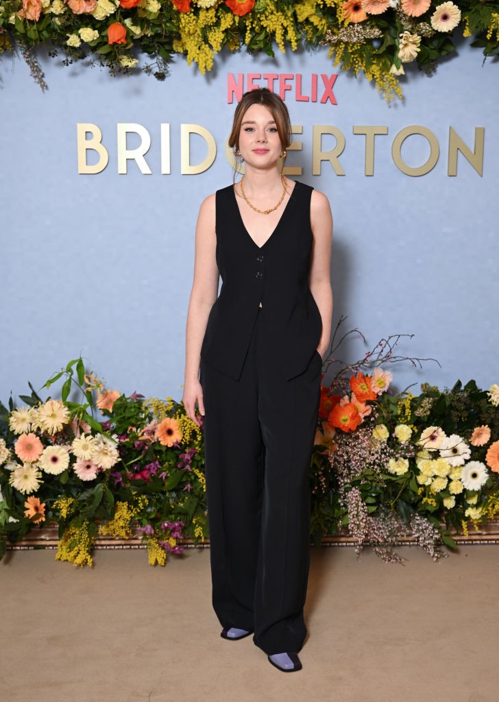 Claudia Jessie 2024-ben, a Bridgerton harmadik évadának londoni premierjén egy letisztult, fekete, nadrágos szettre szavazott. 