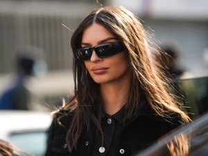 Emily Ratajkowski egy szál flamingóvirágban ment a párizsi divathétre