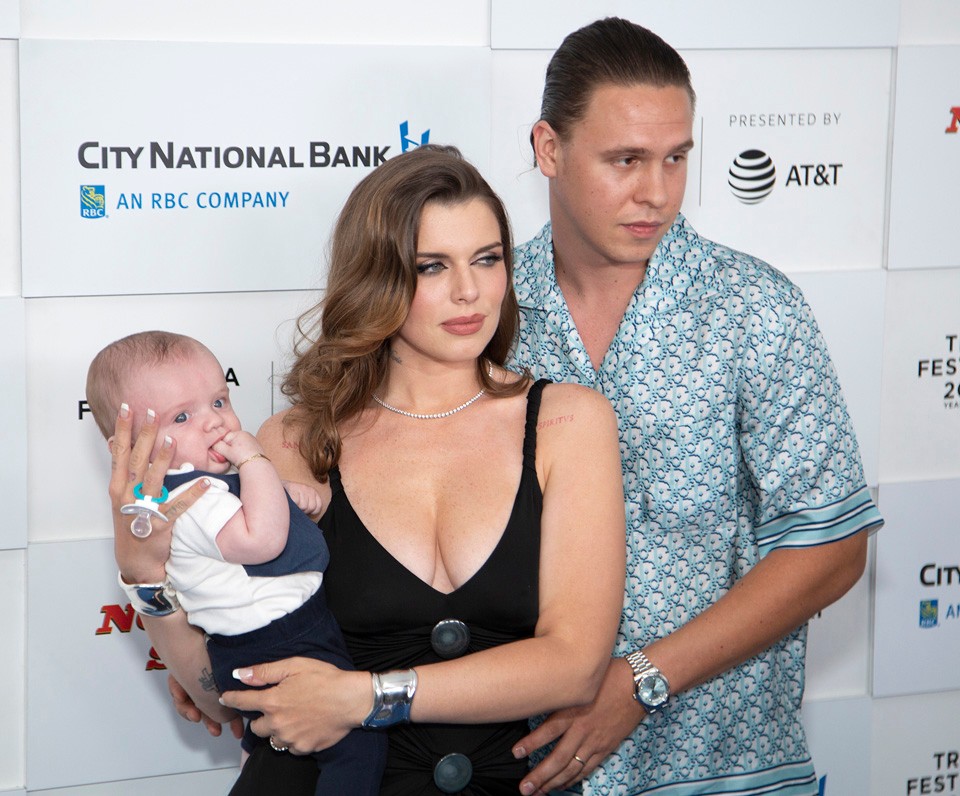  Julia Fox 2021. júniusában a férjével Peter Artemievvel és közös gyermekükkel