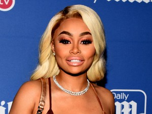 Csoda, hogy nem estek ki a mellei ebből a ruhából!