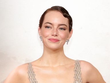 Emma Stone melltartó nélkül, káprázatos meztelenruhában tarolt a párizsi divathéten