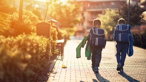 Látom a karikás szemeiket, a kis rendezetlen arcocskáikat, és biztosan tudom, hogy esélyem sem lesz a kettes szorzótáblát megtanítani nekik - a korai iskolakezdés élettani hatásai