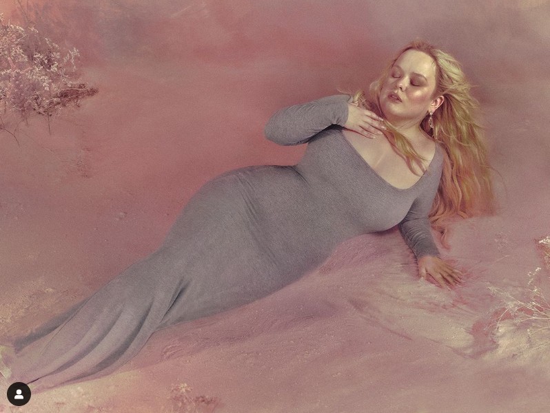 Nicola Coughlan egyszerűen gyönyörű