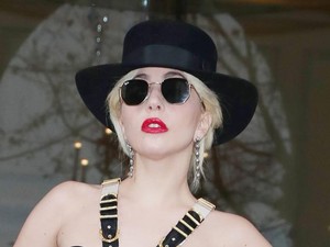 Hogy lett újra 2011? Lady Gaga szado-mazo dominaként flangál az utcán