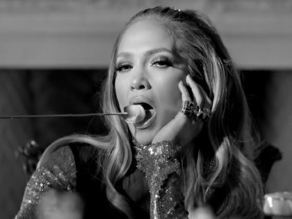 Jennifer Lopez fehérneműben grillezik és pénzt éget az új klipjében