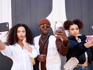 Lassan többet telefonozunk, mint amennyit alszunk: a képernyőhasználat is addikciónak számít