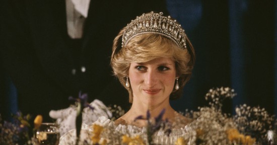 Ismerd meg a valódi történetet Diana hercegné ikonikus bosszúruhája mögött
