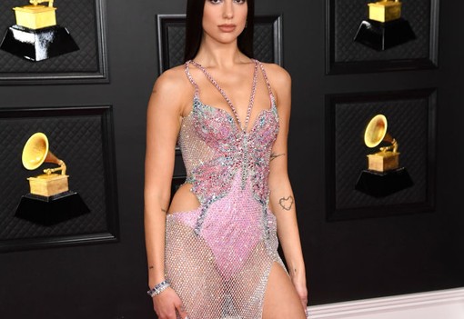 Mindent megmutató ruhák és veszélyes kivágások: Dua Lipa legmerészebb szettjei egy helyen