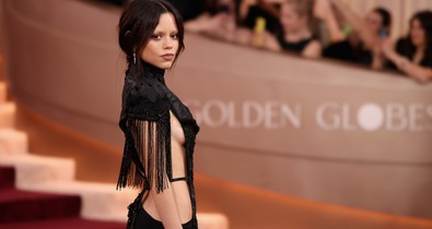 Jenna Ortega ruhája maga a meztelen álom, azonnal ellopta a show-t a Golden Globe-on