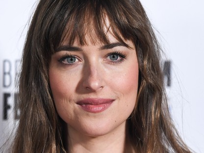 A napra lehet nézni, de Dakota Johnson fényes, ezüst ruhájára nem