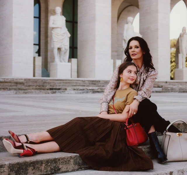 Kapaszkodjatok meg: Catherine Zeta-Jones és a lánya először vállaltak közös fotózást, és gyönyörűek