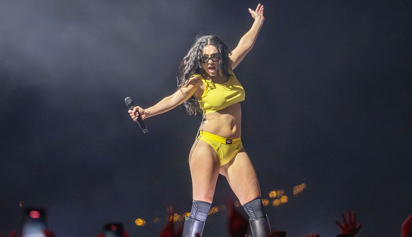 Charlie XCX berobbantotta a bulit