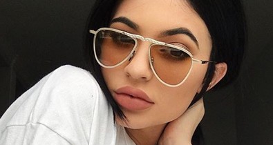 Kylie Jenner megint szőke bombázó lett, és figyeld ezt a drámai sminket!