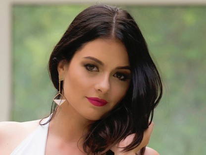 Hihetetlen, a 10 éves Lola a Himnuszt énekli ezen a videón a Népstadionban 