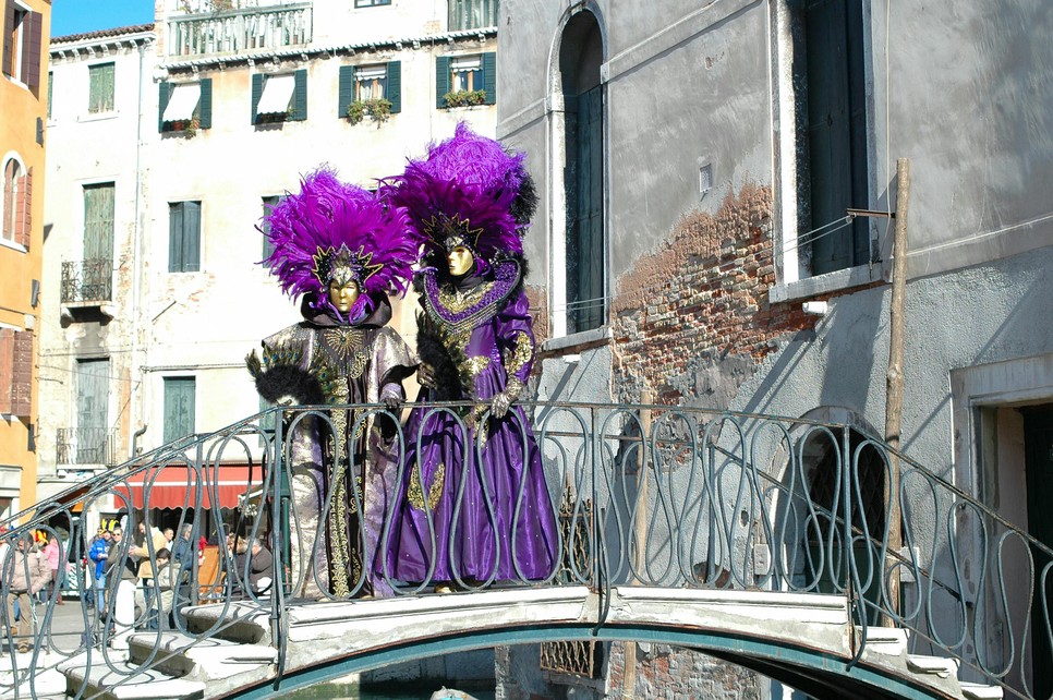 A velencei karnevál az év egyik legvarázslatosabb kulturális eseménye, ahol a misztikus maszkok, az elegáns jelmezek és a város évszázados hagyományai egyedülálló, mesés atmoszférát teremtenek.