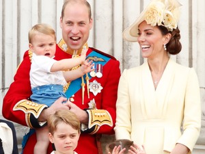 Katalin nélkül kíván Vilmos kellemes ünnepeket a 3 poronttyal