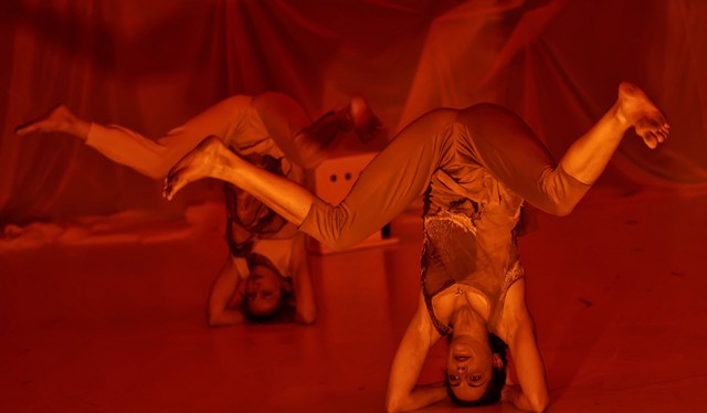 A szülés élményét idézi fel teljes őszinteséggel a Tünet Együttes új produkciója!