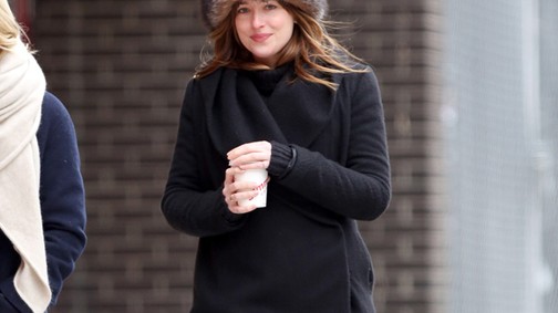 Dakota Johnson nyugodtan kávézgat