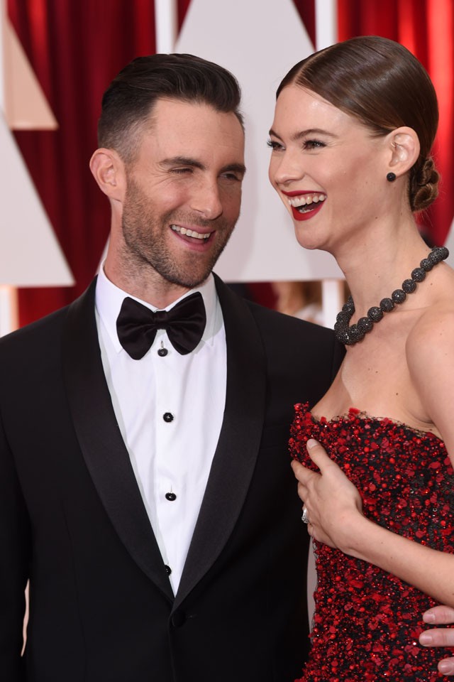 behati prinsloo terhes, adam levine, behati prinloo és adam levine, maroon 5, gyerek, elso gyerek, victorias secret