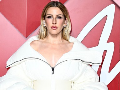 Hihetetlen, micsoda formában van mindössze öt hónappal a szülés után: Ellie Goulding falatnyi bikiniben pózol