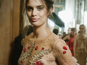 Imádjuk ezt a pulcsit, de nevetségesen állna nekünk