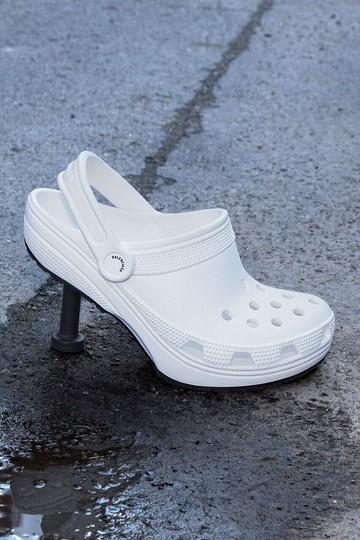 Újraértelmezett testek és extrém platformok a 2021-es Balenciaga x Crocs berlini kampányában