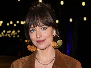 A szezon kedvenc ruhájában ropta a táncot Dakota Johnson a filmfesztiválon