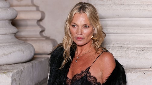 Az 52 éves Kate Moss bevállalta a meztelenruhát, és nem is viselhetné ennél stílusosabban