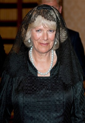 Mivel Kamilla királyné Károly király második felesége, a nyilvánosság számára folyamatos összehasonlítás tárgyává vált a néhai Diana hercegnével. A királyi család követői évek óta figyelik a két nő stílusának párhuzamait, és sokan úgy vélik, hogy Kamilla Diana hercegnét másolja. Emlékezetes pillanat volt, amikor a királyné 2009-ben a Vatikánban járt XVI. Benedek pápánál: fekete ruhát, csipkefátylat és gyöngysort viselt. Megjelenését sokan összehasonlították Diana hercegné 1985-ös, szinte azonos stílusú viseletével, amikor ő II. János Pál pápával találkozott.