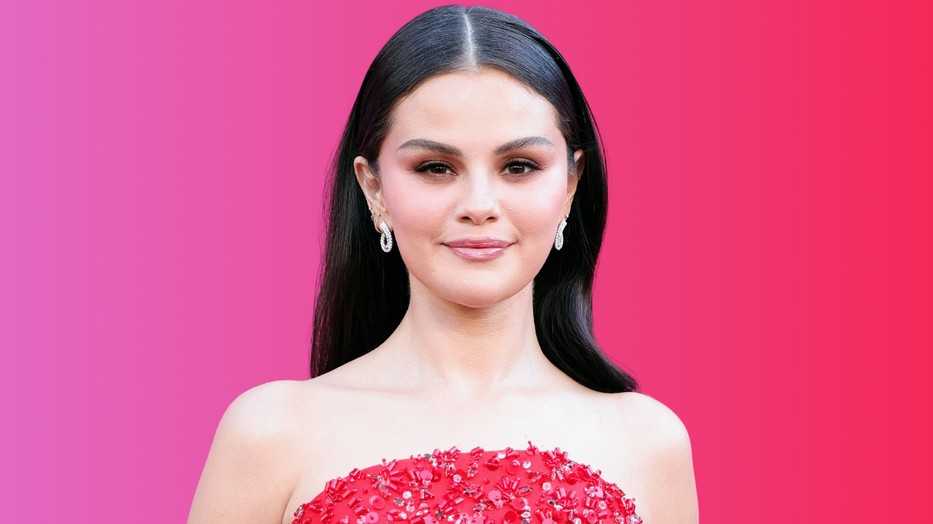 Selena Gomez látványos piros estélyiben lépett a vörös szőnyegre