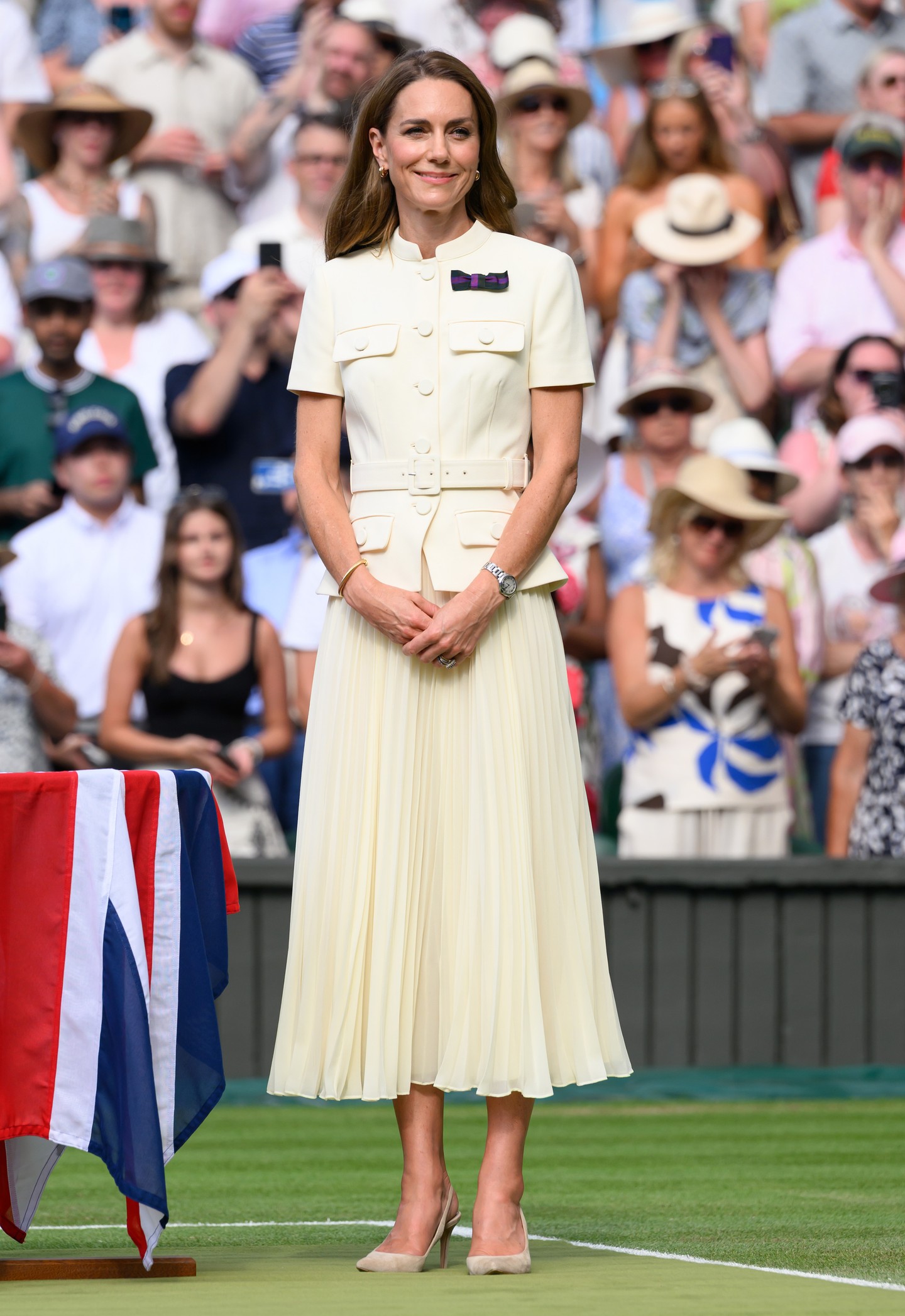 Katalin hercegné szombaton jelent meg idén első alaklommal a wimbledoni Royal Boxban. Halványzöld kosztümben tűnt fel egy blézert viselve klasszikus szafari részletekkel, beleértve a foltzsebeket, a gombos záródásokat és az övet. A kabátot egy lenge, pliszírozott szoknyával párosította.