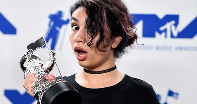 A színpadon törölte le sminkjét, és vett utcai ruhát - ez volt az MTV VMA történetének egyik legzseniálisabb fellépése