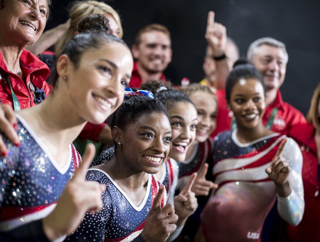 simone biles, rió, olimpiai bajnok, tornász, aly raisman, madison kocian, instagram, tornadressz, kockás has, olimpia, aranyérem