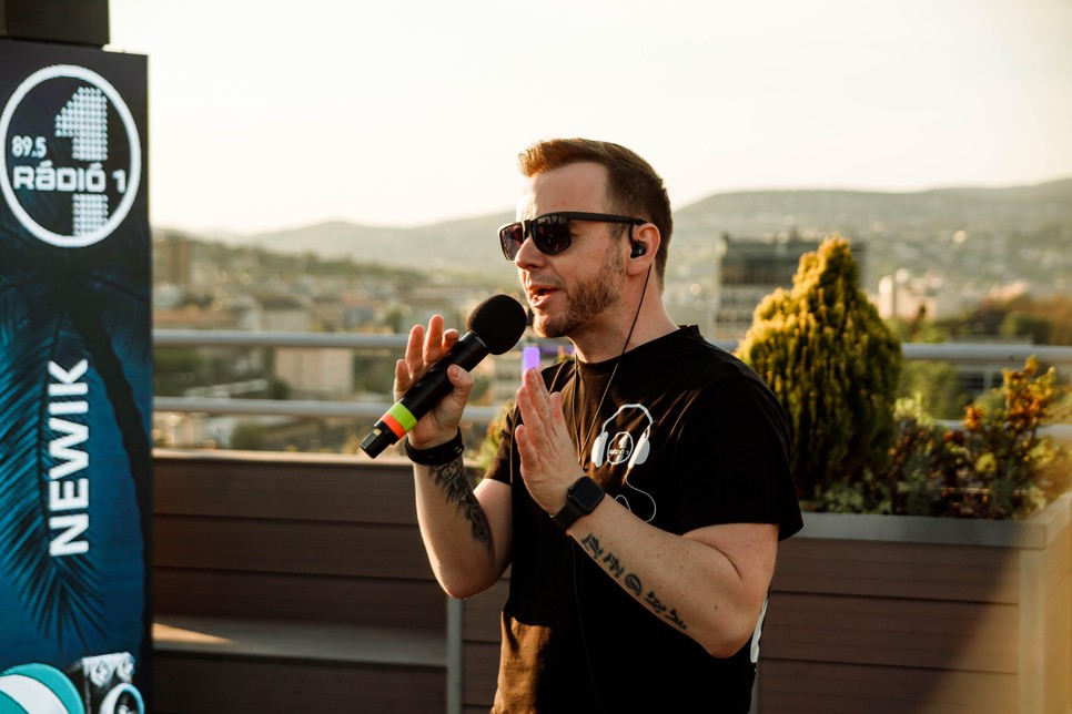 Beszélgetés Juhász Gergely rádiós műsorvezetővel: „Egyetlen műsoromhoz sem állok hozzá úgy, hogy na, itt egy újabb adás, toljuk le valahogy”