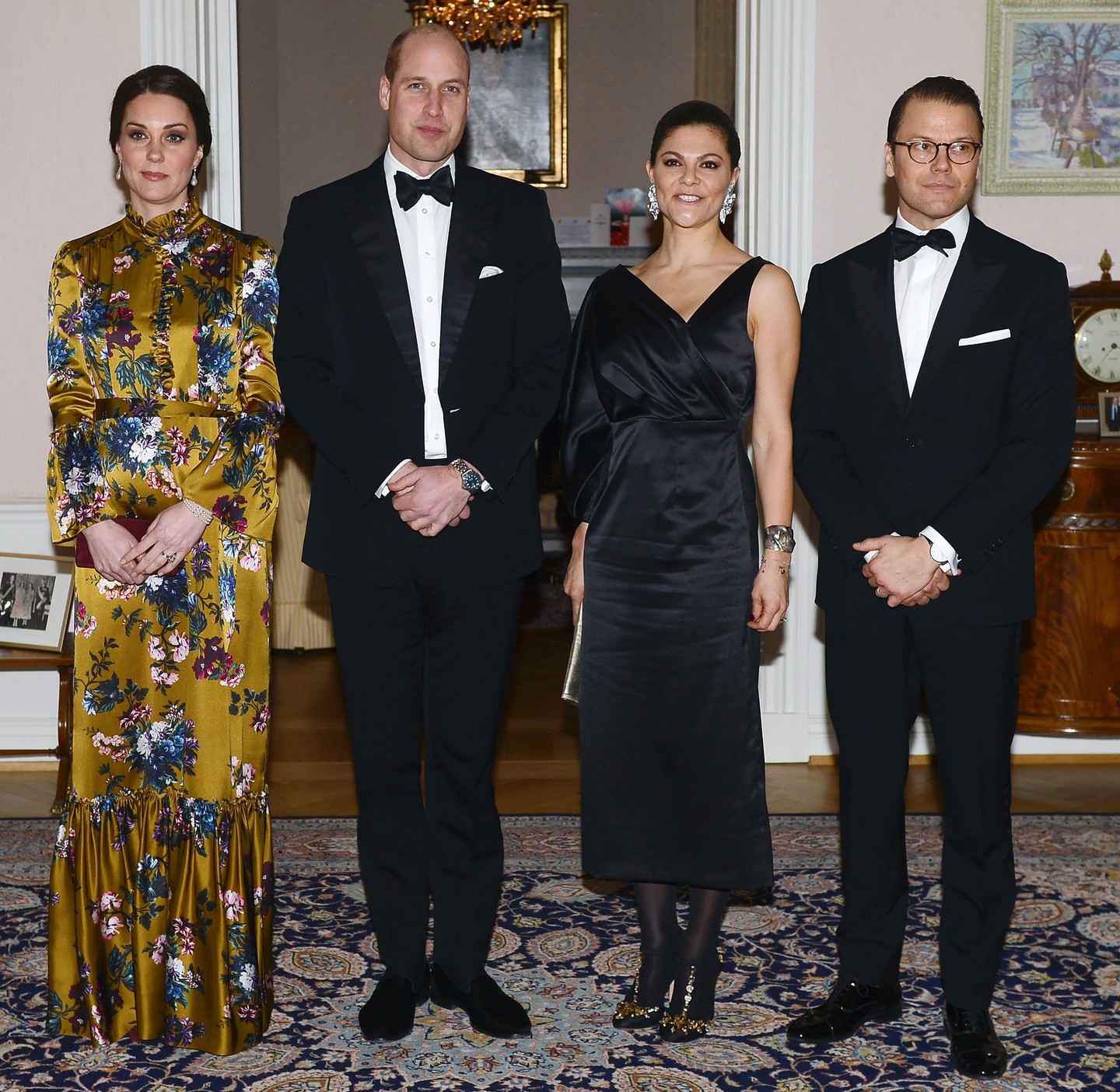 2018-ban, egy svédországi vacsorán a hercegné választása egy színes virágmintával díszített arany ruhára esett. Akkor több kritikát is kapott azzal kapcsolatban, hogy előnytelenül állt neki a kreáció. Ma viszont már nemcsak emiatt lepődnénk meg, ha újraviselné, hanem amiatt is, mert az utóbbi években inkább a letisztult, monokróm darabokat részesítette előnyben. 