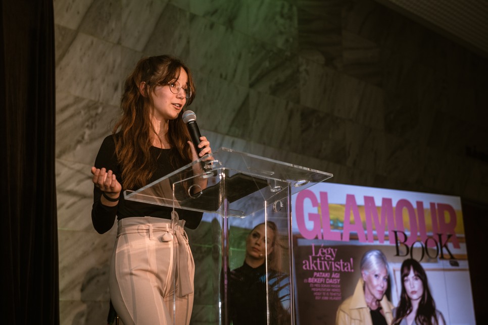 Kovács Valéria a Fridays for Future mozgalmat képviselve mondott beszédet a GLAMOUR BOOK 2022-es a jövőről szóló bookazinjának bemutatóján