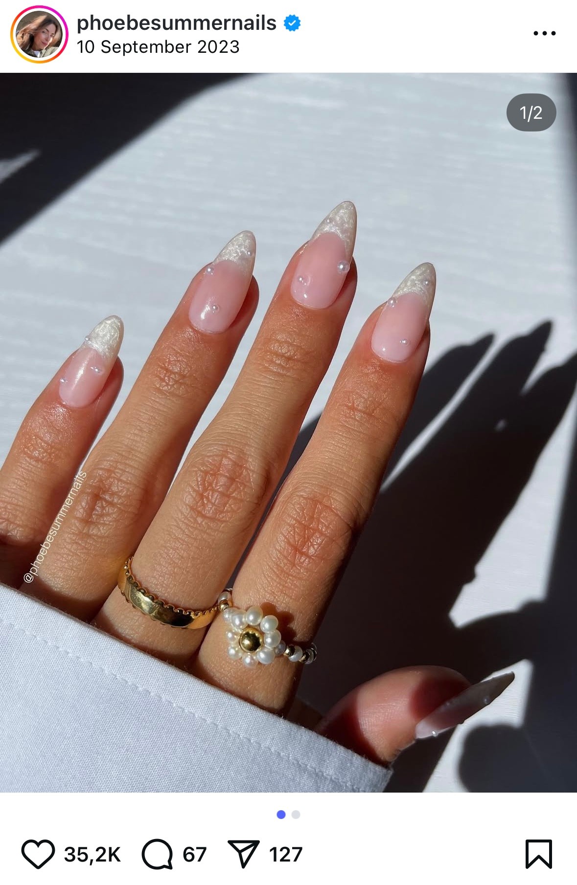 A francia manikűr soha nem megy ki a divatból. Ez a klasszikus mindig a következő szintre emel minden megjelenést. 2025 nyarán viseld a kókuszkörmeidet egy minimalista dizájnon keresztül, gyöngyházfényű tippekkel!