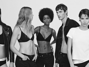 Harminc éves a világ első uniszex illata: így vonultak akkor a kilencvenes évek leghíresebb szupermodelljei a Calvin Klein kifutóján