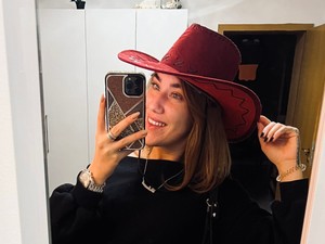 Deák Becca egy igazán vagány szettel zárja a hetet